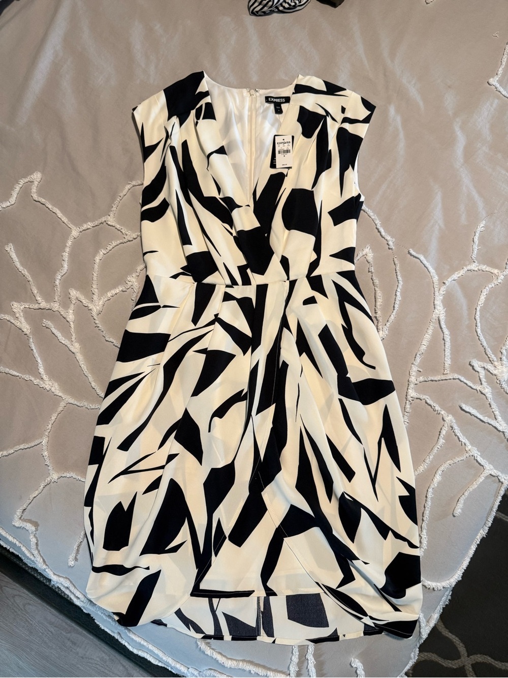NWT Express Black Ivory Abstract Midi Dress Size M